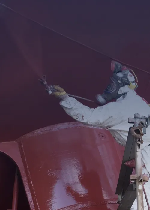 De onderwaterromp van dit schip is behandeld met een biocidevrije antifouling om de aangroei van waterorganismen te voorkomen.