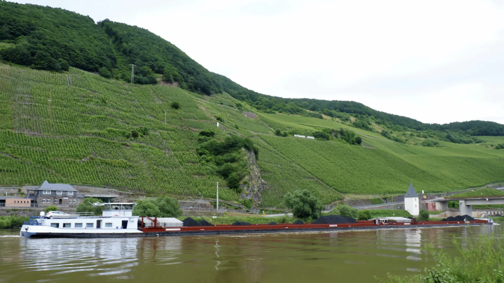 The sustainable coupled vessel Maranta operates in inland shipping on a river with environmentally friendly technologies.