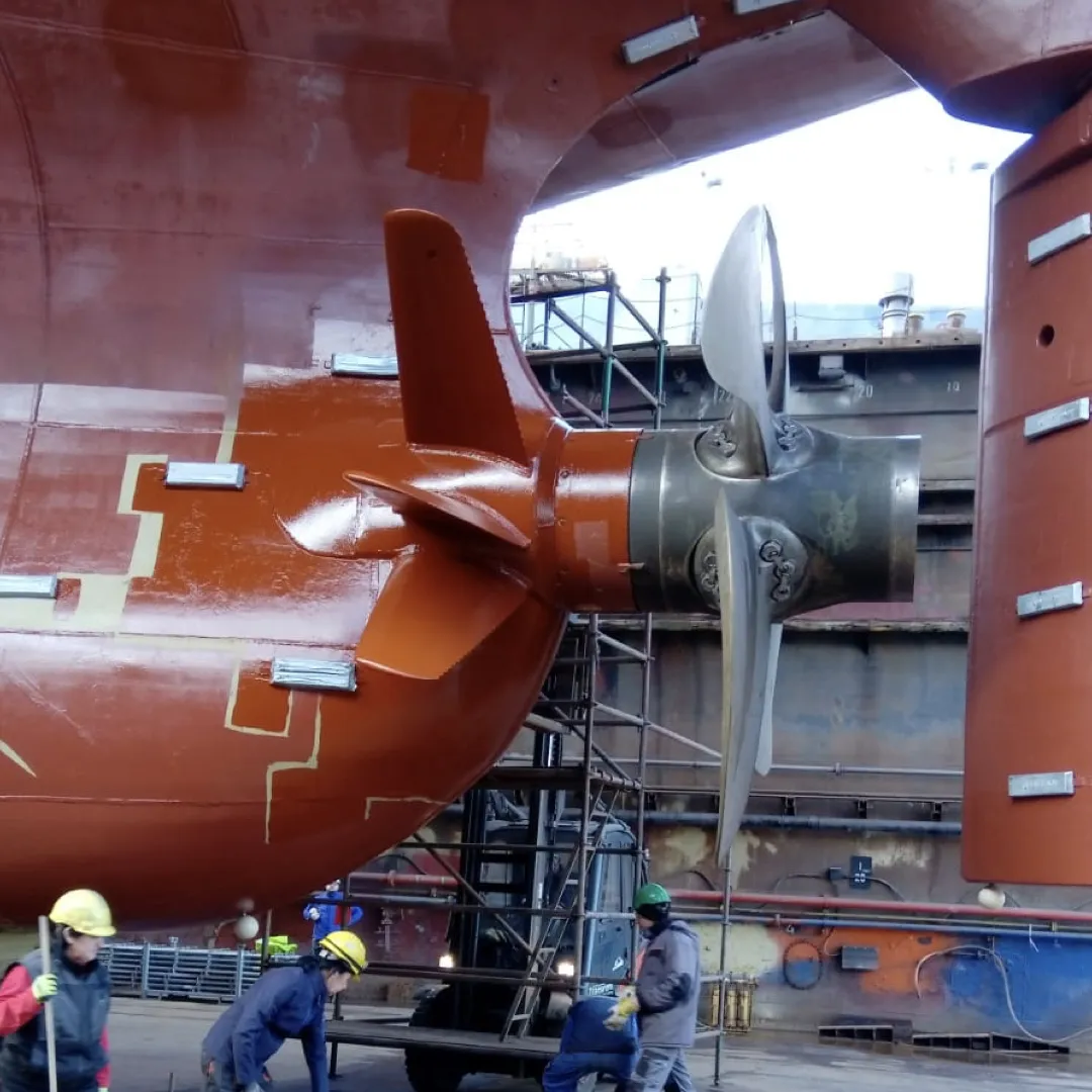 Installatie van een Pre-Swirl Stator (PSS) op een kustvaartschip voor efficiëntere scheepsvoortstuwing en lagere emissies.