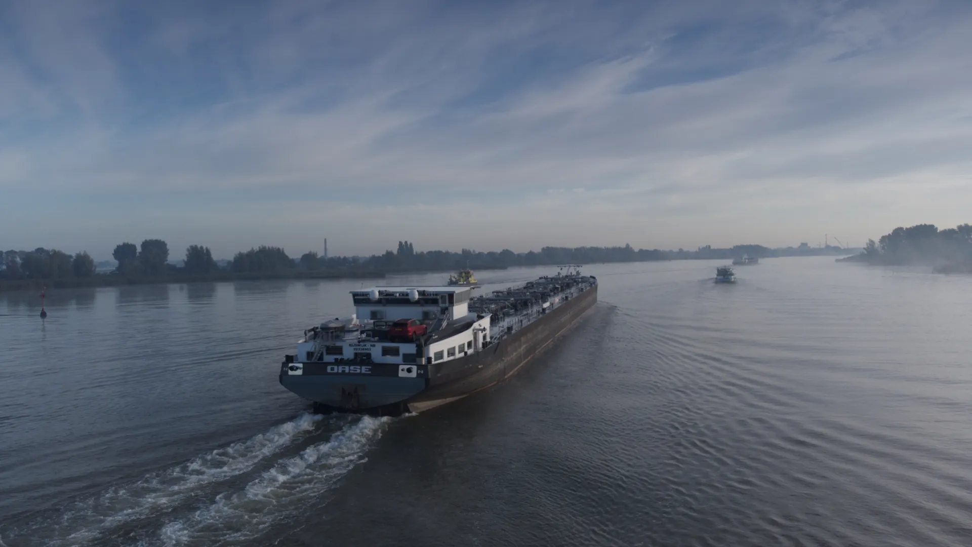 This inland tanker, equipped with ship propellers, serves as a project example.