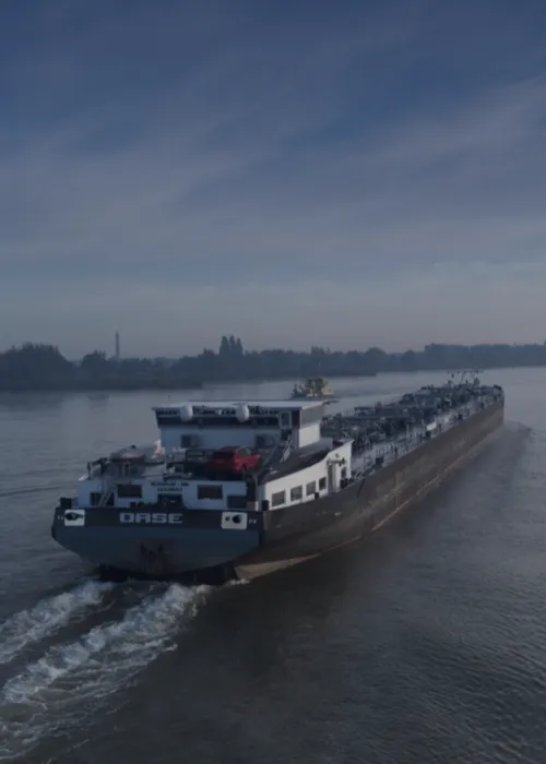 This inland tanker, equipped with CFD-optimized ship propellers, serves as an example of a project.