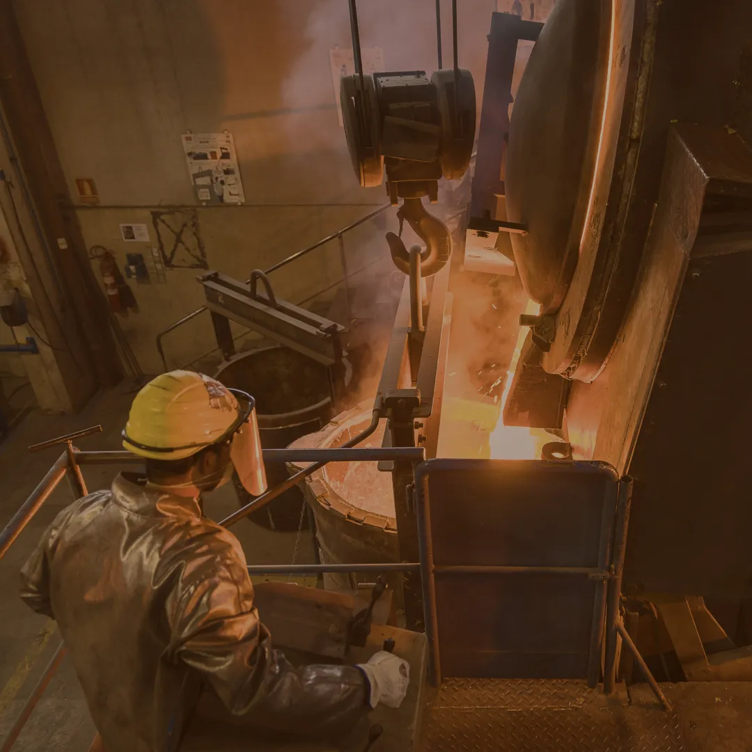 This image shows the ship propeller being cast from CuNiAl, an alloy of copper, nickel, and aluminum.